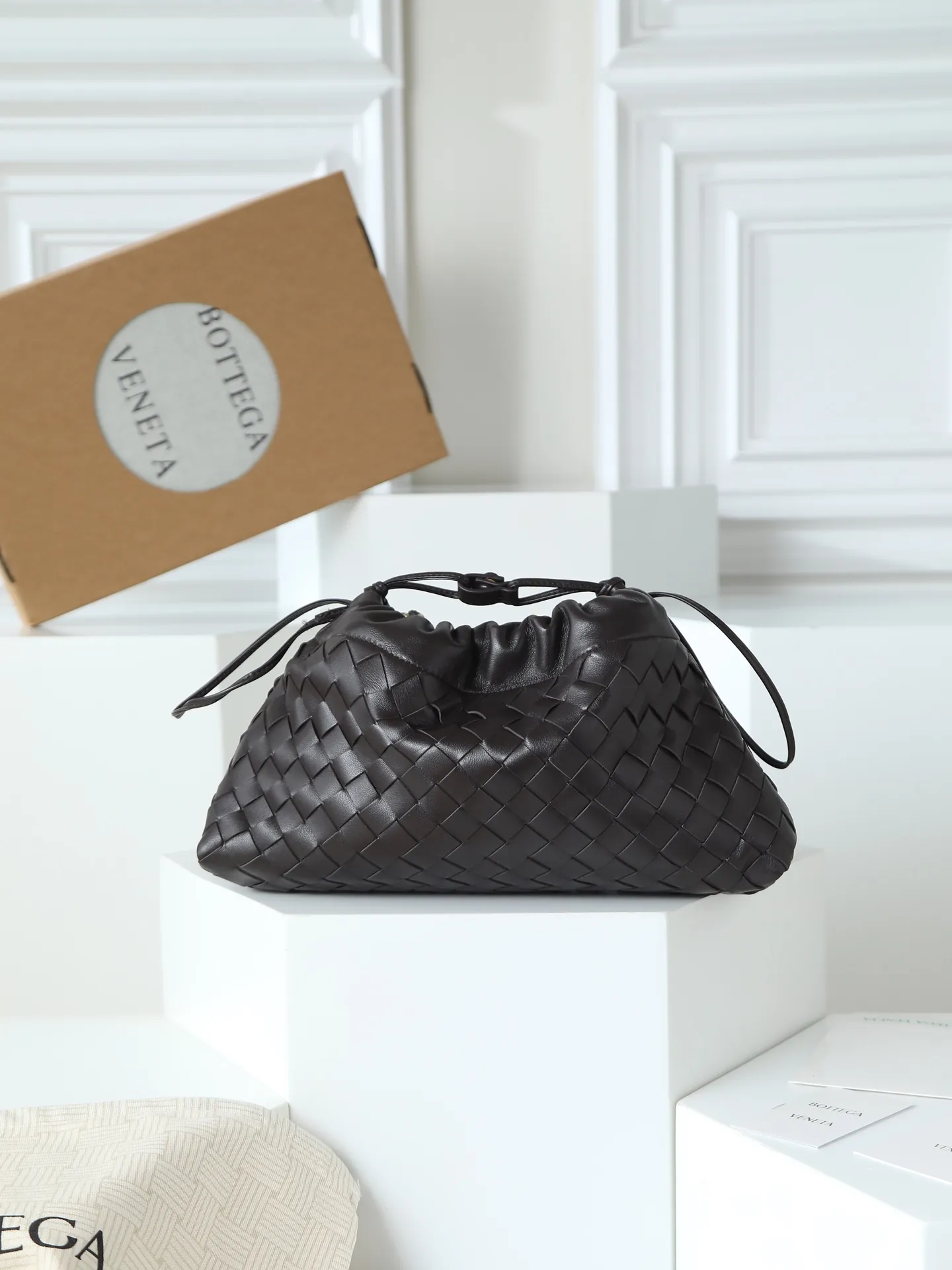 p1600. BOTTEGA VENETA 2025 new women's Dustbag Notte clutch. Dustbag, which has been very popular since its launch, has a chain clause! ! The hand-carrying method is reminiscent of the classic bag type Pouch , light and elegant, the retained drawstring design can be used as a bag, and the chain is longer, which is very suitable for sisters who like to carry their hands cross-body with their hands free. No matter which way you carry it, you can change the way you carry it according to the occasion and your mood of the day, which can make the overall outfit more fashionable🪄🪄The body of the bag has also been widened. It is the rainy season and the weather is hot, so it can easily accommodate small umbrellas and water bottles. The interior is made of nylon, which is light and comfortable to carry, and is very suitable for summer use. Style number: 839394 Size: 33*19*8cm